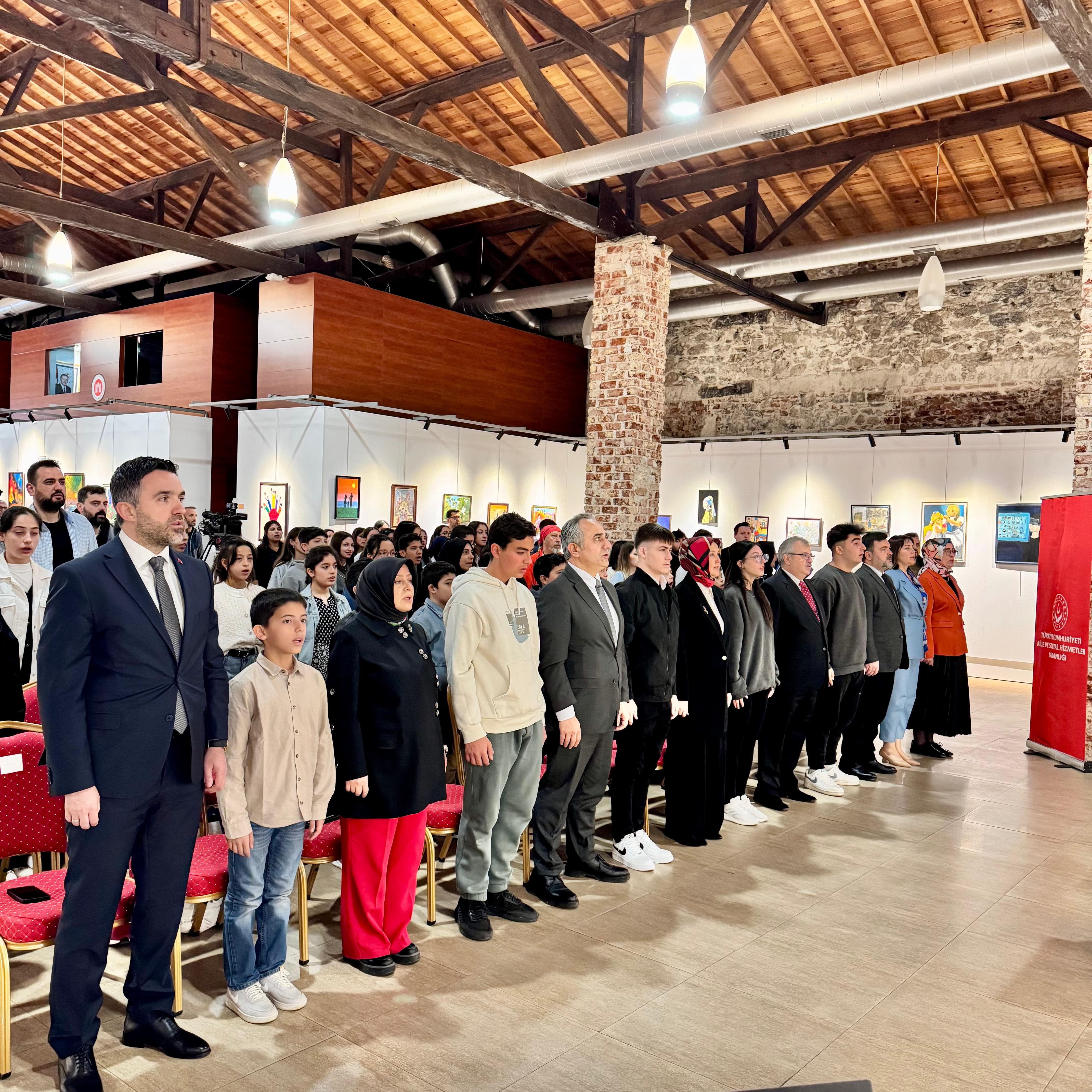 Bakanlığımız tarafından 23 Nisan Ulusal Egemenlik ve Çocuk Bayramı nedeniyle çocuklarımızın eserlerinin sergilendiği “Benim Renklerim Resim Sergisi” Dolmabahçe Sarayında açıldı.