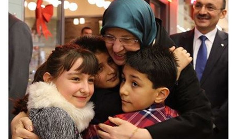 Bakan Ramazanoğlu çocuklarla sinemada buluştu