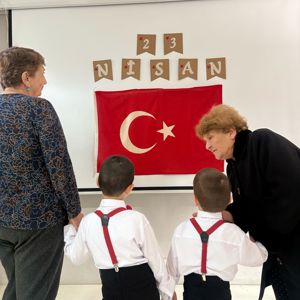 23 Nisan Ulusal Egemenlik ve Çocuk Bayramı münasebetiyle huzurevlerimizdeki çınarlarımız ile çocuk evlerimizde hizmet alan çocuklarımız bayram coşkusunu beraber yaşadılar.  - fotoğraf 2