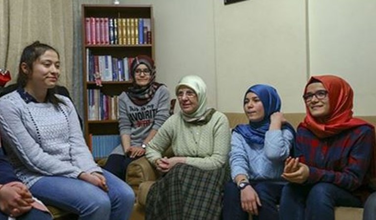 Bakan Ramazanoğlu "Sevgi Evleri"ni ziyaret etti