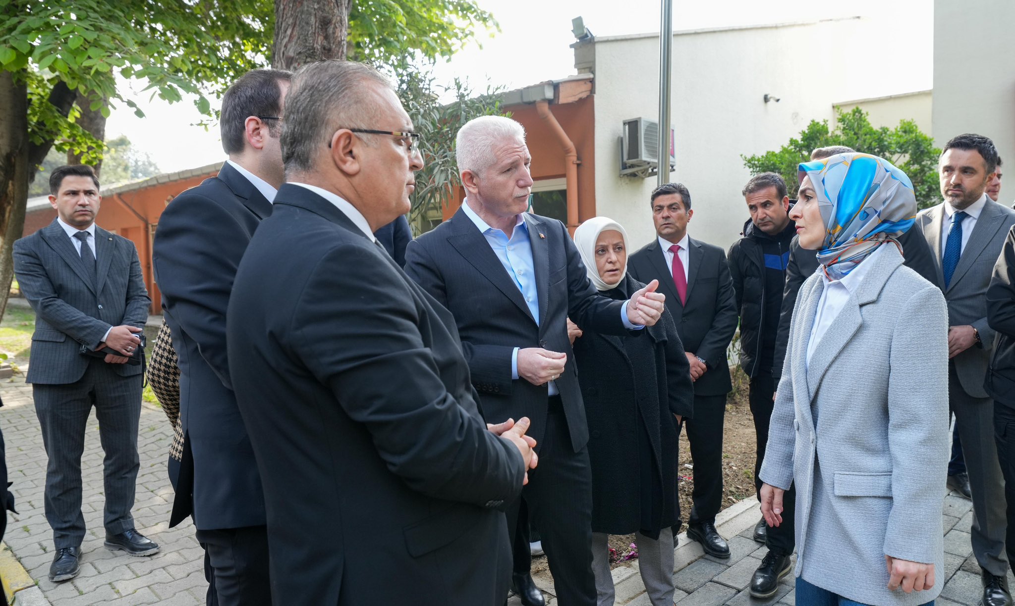 Bakanımız Sn. Mahinur Özdemir Göktaş, Valimiz Sn. Davut GÜL ve İl Müdürümüz Sn. Ömer TURAN Bahçelievler Şeyh Zayed Çocuk Evleri Sitesi inşaat alanında çalışmalarla ilgili bilgi aldılar.