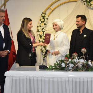 İl Müdürümüz Sayın Çiğdem AÇIKYILDIZ KAZEL, Evlenecek Gençlerin Desteklenmesi Projesi’nden faydalanan çiftimizin nikah törenine katıldı. - fotoğraf 2