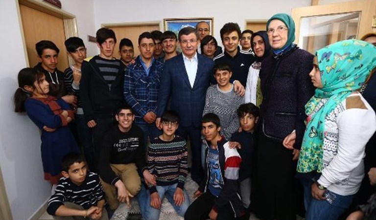 Başbakan Davutoğlu Bakan Ramazanoğlu'yla birlikte Bingöl Sevgi Evi'ni ziyaret etti