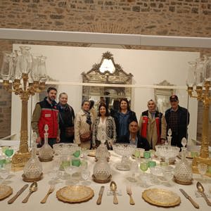2025 Aile Yılı kapsamında "Ailemiz Geleneğimiz ve Değerlerimiz" temasıyla Şehit Yakını ve Gazi Ailelerimizle Beylerbeyi Sarayı ve Cam Müzesi gezisi düzenlenmiştir. - fotoğraf 3