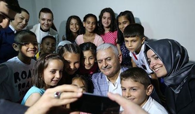 Başbakan Yıldırım Bakan Kaya ile Birlikte İzmir’de Çocuk Evi’ni Ziyaret Etti
