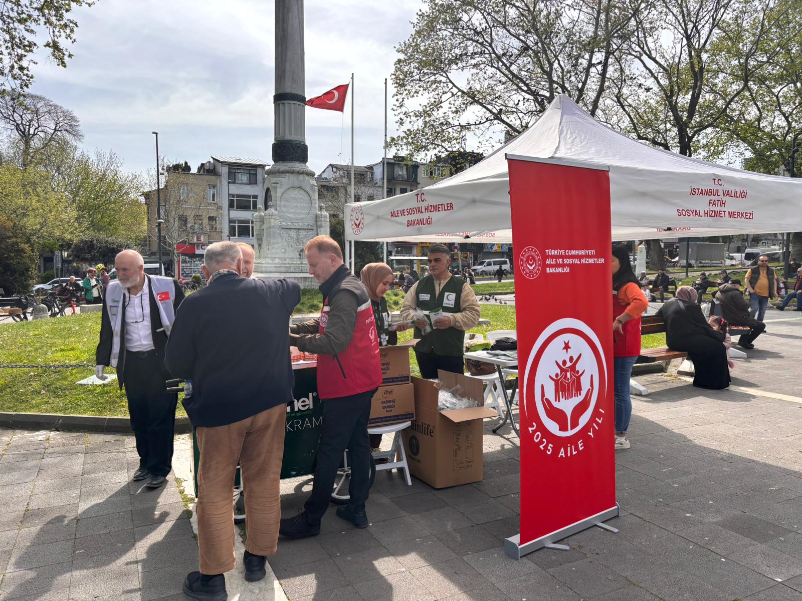 Sahaya çıkan ekiplerimiz mobil sosyal hizmet noktalarında koruyucu ve önleyici sosyal hizmet modelleri hakkında bilgilendirme ve broşür dağıtımı gerçekleştirilmiştir.