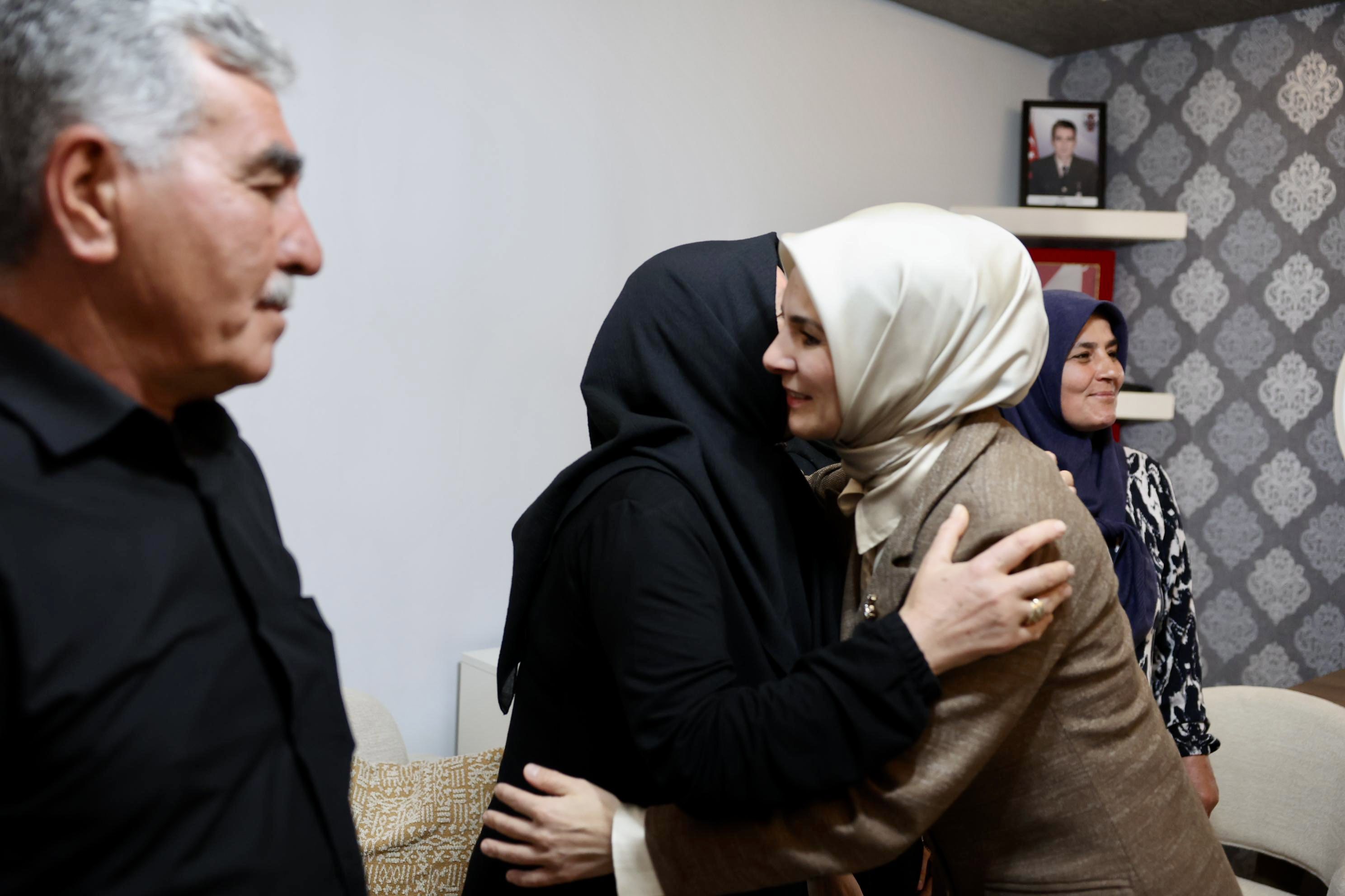Bakanımız Sayın Mahinur Özdemir Göktaş’tan Aziz Şehitlerimizin Kıymetli Ailelerine Anlamlı Ziyaret. - fotoğraf 5