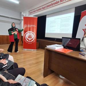 İlimiz genelindeki; Okullar, Kuran Kursları, Denetimli Serbestlik Müdürlükleri ve Aile Destek Merkezleri alanlarında Aile Eğitim Programı kapsamındaki eğitimlerimiz düzenli olarak devam ediyor. - fotoğraf 2