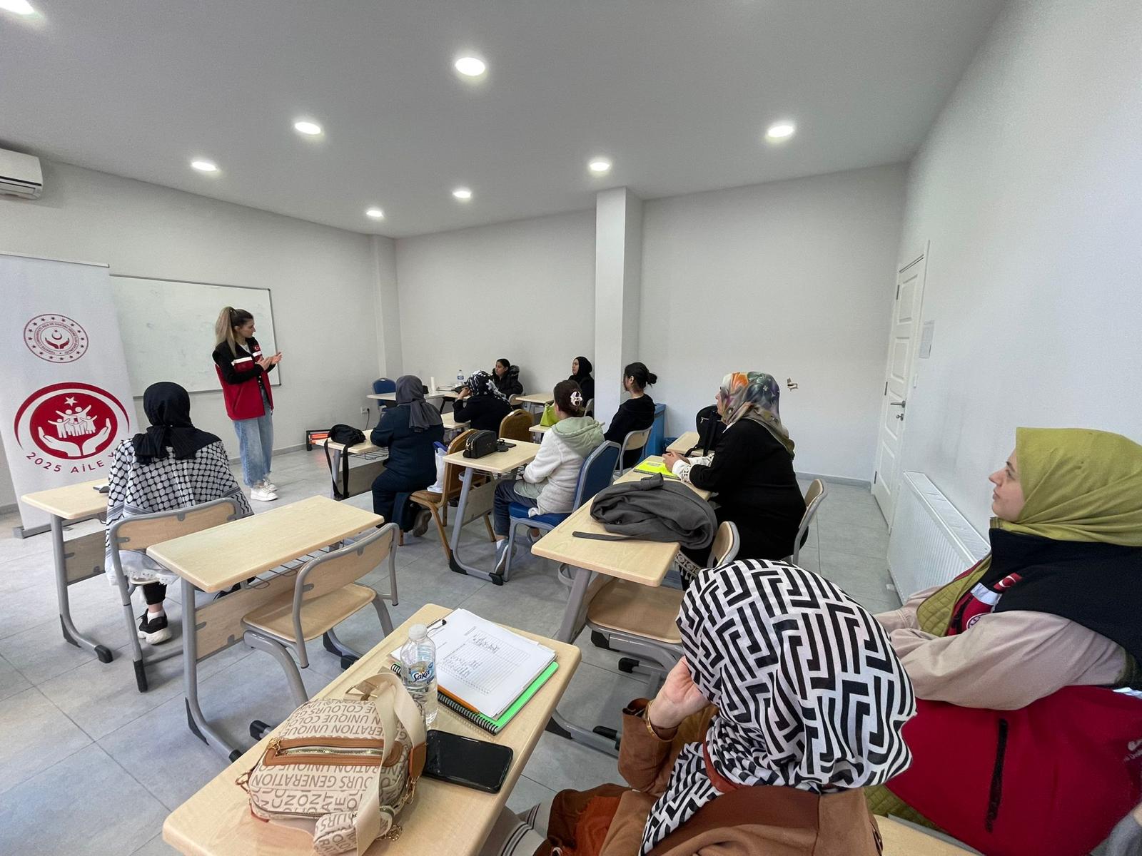 İlimiz genelindeki; Okullar, Kuran Kursları, Denetimli Serbestlik Müdürlükleri ve Aile Destek Merkezleri alanlarında Aile Eğitim Programı kapsamındaki eğitimlerimiz düzenli olarak devam ediyor.