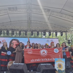 Kakava Şenliklerinde “Ailemiz İstikbalimiz” ve “Kadına El Kalkamaz” Pankartları açılmıştır. - fotoğraf 1