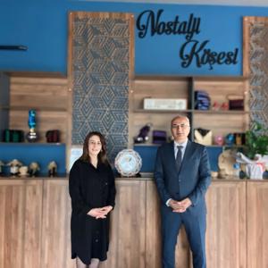 2025 AİLE YILI’NDA GÖNÜL SOFRASI: GÜMÜŞELLER CAFE-RESTAURANT’TAN YENİ EVLİLERE ANLAMLI DESTEK - fotoğraf 1