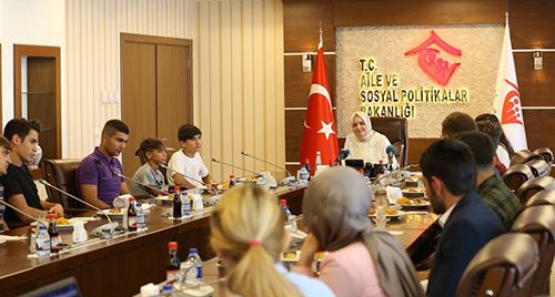 ''Vatanını, milletini seven bir gençlik yetişiyor. Biz de bu gençlerin yetişmesi için gece gündüz demeden hep birlikte çalışıyoruz"