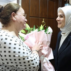 Bakanımız Göktaş'tan devlet korumasındaki çocukların gönüllü annesi Gürel'e Anneler Günü ziyareti - fotoğraf 1