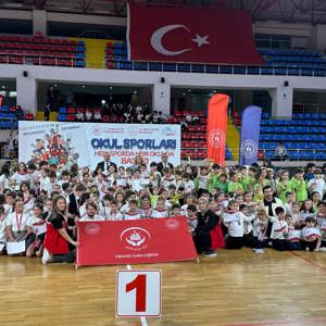 Aile ve Sosyal Hizmetler il Müdürlüğü olarak “Ailemiz Geleceğimiz” dedik Beylikdüzü Okul Sporları ödül töreninde çocuklarımız ile birlikte olduk. - fotoğraf 2