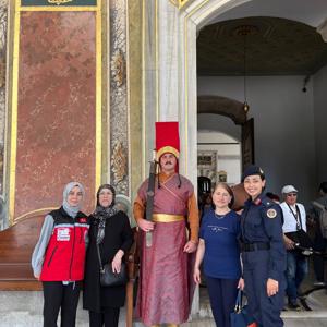 2025 'Aile Yılı' kapsamında "Ailemiz İnancımız, Ailemiz Geleneğimiz, Ailemiz Değerlerimiz" temasıyla Şehit Yakınlarımız ile Topkapı Sarayını ziyaret ediyoruz. - fotoğraf 2