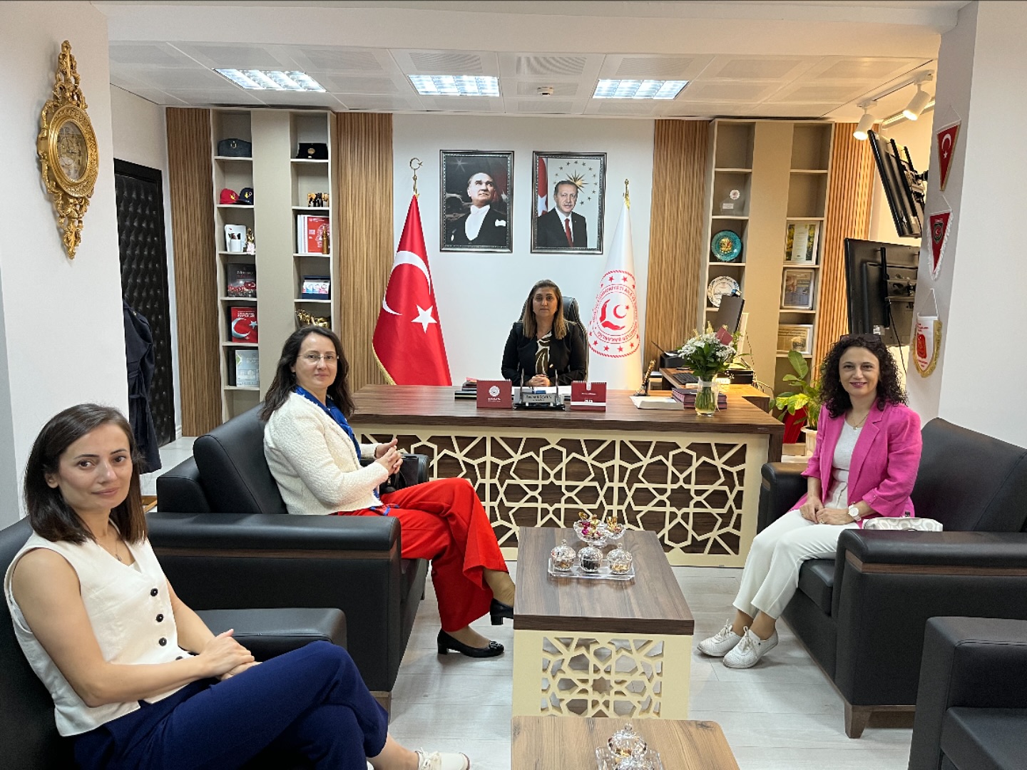 Balıkesir Üniversitesi Sağlık Bilimleri Fakültesi Hemşirelik Bölüm Başkanı Sayın Prof. Dr. Sibel KARACA SİVRİKAYA, Doçent Dr. Sayın Hale TOSUN, Dr. Öğretim Üyesi Sayın Çiğdem KAYA, İl Müdürümüz Sayın Emine BÖÇKÜN’ü Makamında Ziyaret Etti.