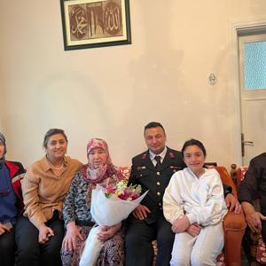 İl Müdürümüz Emine BÖÇKÜN, Anneler Günü vesilesiyle Kahraman Şehidimiz J. Asb. Çvş. Erbu SERPAN’ın Kıymetli Ailesine Ziyaret Gerçekleştirdi. - fotoğraf 1