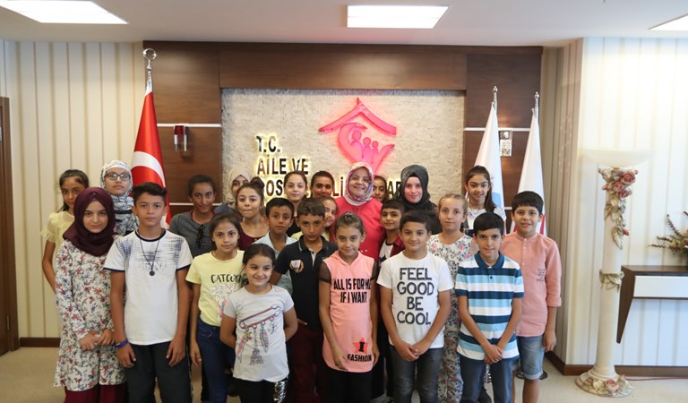 Bakan Selçuk, Okul Destek Projesi’nden yararlanan Gaziantepli çocukları kabul etti.
