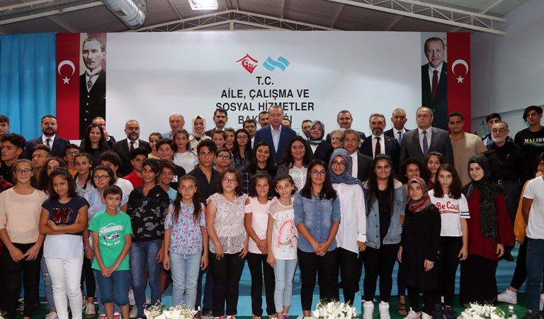 Cumhurbaşkanı Erdoğan, Kasımpaşa Çocuk Evleri Sitesi'ni ziyaret etti.