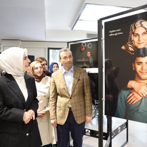 Bakanımız Sn. Mahinur ÖZDEMİR GÖKTAŞ, Valimiz Sn. Davut GÜL ve İl Müdürümüz Sn. Ömer TURAN ile  Anneler Günü kapsamında "Kalpten Kadraja" sergisinin açılışını gerçekleştirdi. - fotoğraf 1