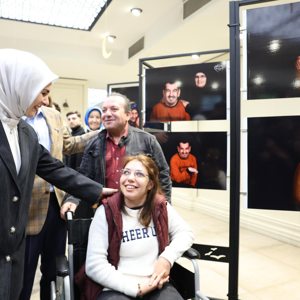 Bakanımız Sn. Mahinur ÖZDEMİR GÖKTAŞ, Valimiz Sn. Davut GÜL ve İl Müdürümüz Sn. Ömer TURAN ile  Anneler Günü kapsamında "Kalpten Kadraja" sergisinin açılışını gerçekleştirdi. - fotoğraf 2