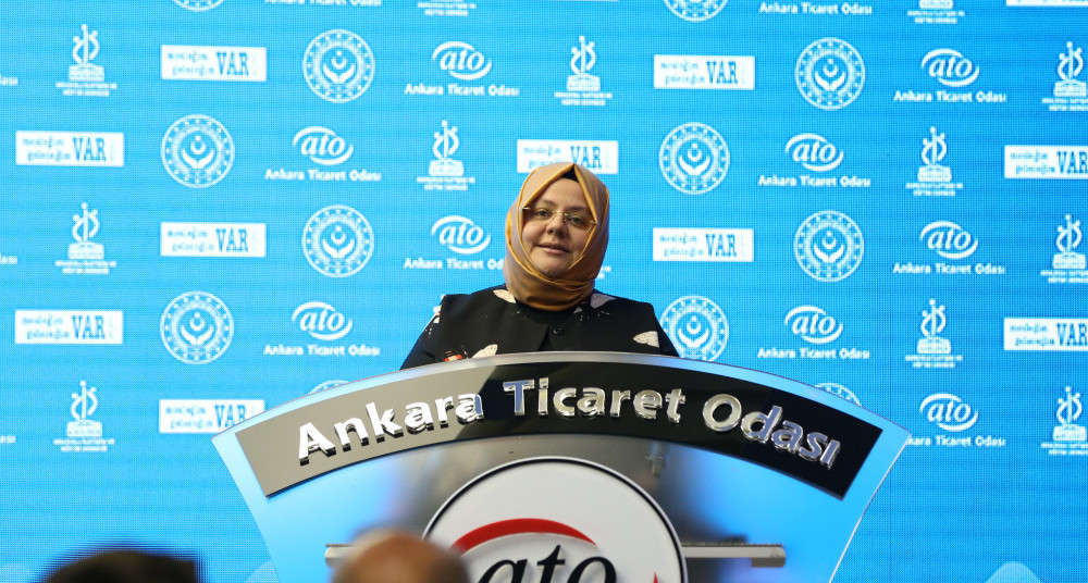 Bakan Selçuk, "Mesleğim Var Geleceğim Var" programının sertifika törenine katıldı.