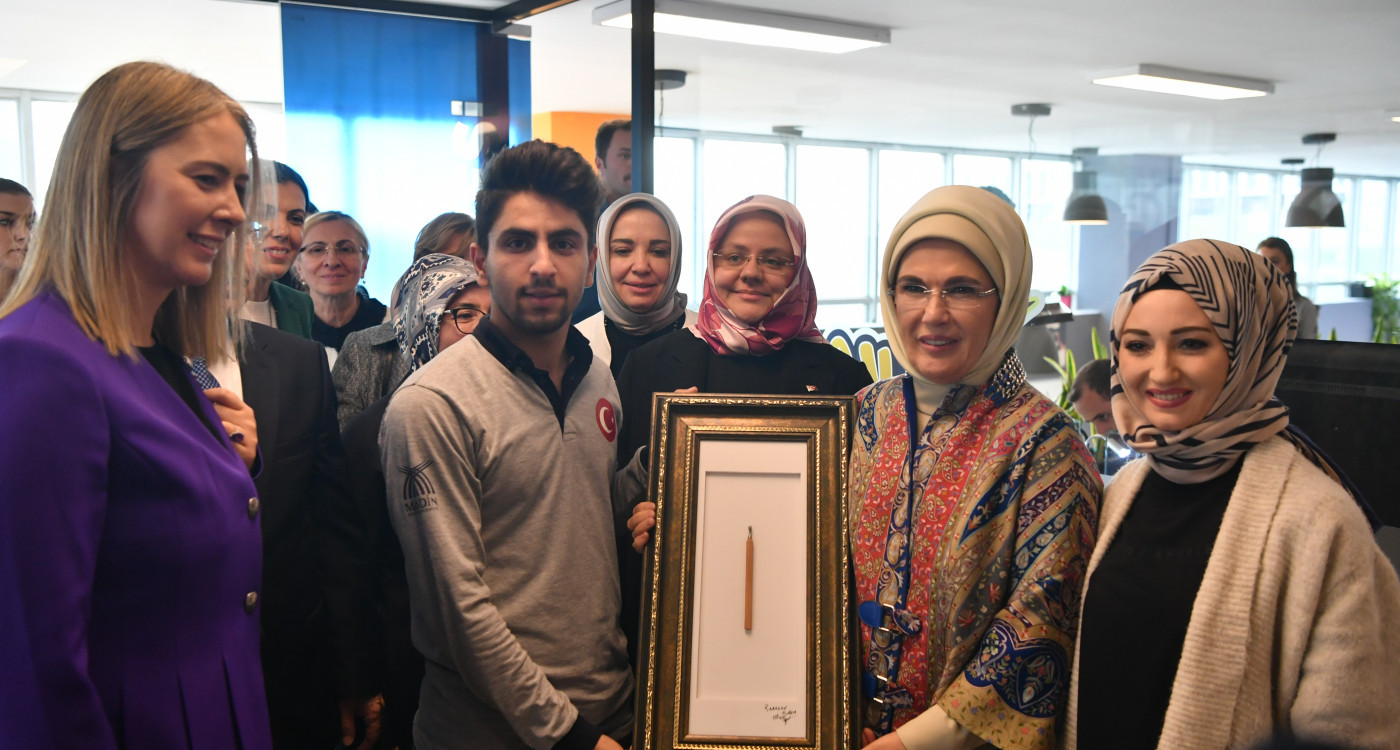 Emine Erdoğan Hanımefendi ve Bakanımız Selçuk, Mardin Büyükşehir Belediyesi Gençlik Merkezi'nde gençlerle bir araya geldi.