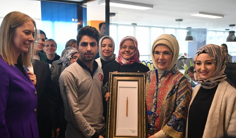 Emine Erdoğan Hanımefendi ve Bakanımız Selçuk, Mardin Büyükşehir Belediyesi Gençlik Merkezi'nde gençlerle bir araya geldi.