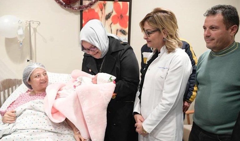 Bakan Selçuk Ankara’da Yılın İlk Bebeğini Ziyaret Etti