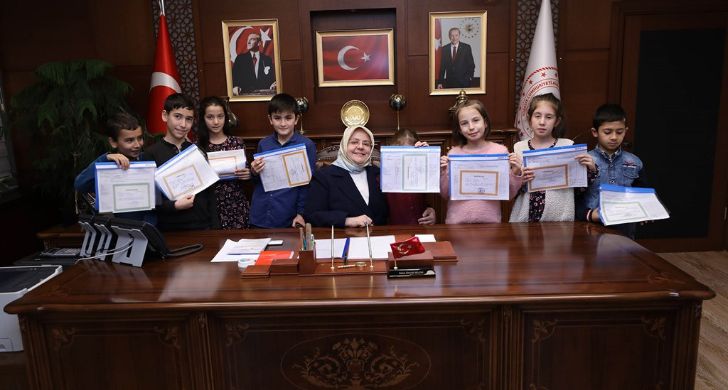 Çocuklar Karnelerini Alıp Bakan Selçuk'a Geldiler