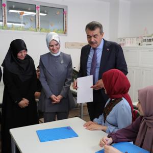 Bakanımız Göktaş, Bakan Tekin ile Kani Karaca Görme Engelliler İmam Hatip Anadolu Lisesi'ni ziyaret etti - fotoğraf 1