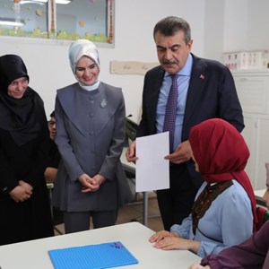 Bakanımız Göktaş, Bakan Tekin ile Kani Karaca Görme Engelliler İmam Hatip Anadolu Lisesi'ni ziyaret etti - fotoğraf 1