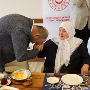 Anneler Günü’nde Aziz Şehitlerimizin Emaneti Annelerimizle Anlamlı Buluşma - fotoğraf 3