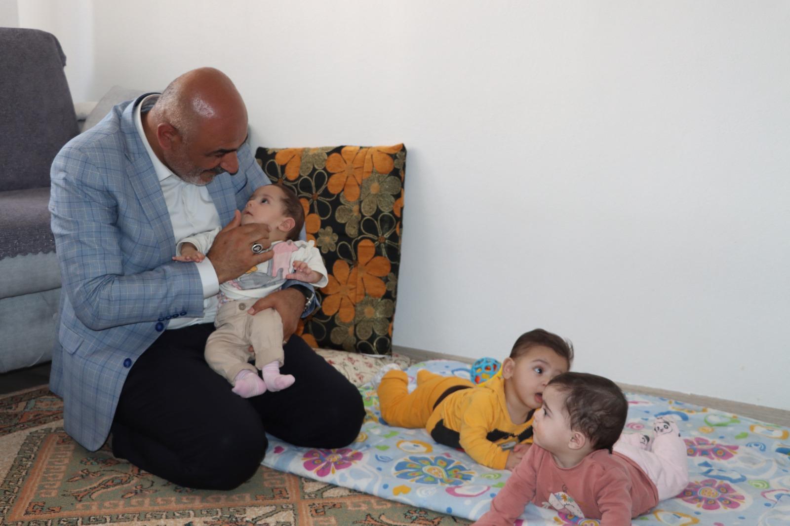 2025 Aile Yılı ve Anneler Günü kapsamında,İl Müdürümüz Abdulbari Aksoy ve İl Müdür Yardımcımız Orhan Varan,2024 yılında üçüz çocuklarını dünyaya getiren anne Zeynep Asutay’ı ziyaret ederek Anneler Günü’nü kutladılar.