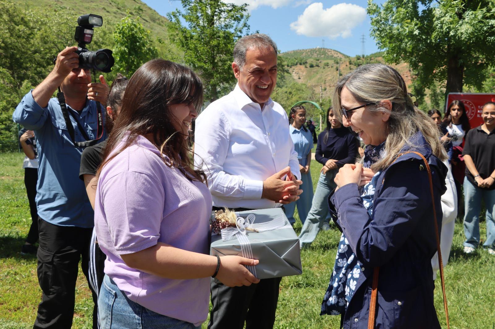 Sayın Valimiz Dr.Ahmet Hamdi USTA ve Kıymetli Eşleri Şerife Şengül Usta hanımefendi ile birlikte aile yılında çocuklarımızın kalplerinde devlet baba ve devlet anne olarak tarifsiz bir yer edinmiş olmanın mutluluğunu yaşadılar.