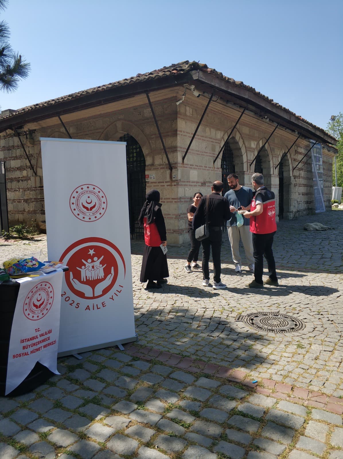 İl genelinde sahaya çıkan ekiplerimiz 15 Mayıs Uluslararası Aile Günü kapsamında, mobil sosyal hizmet noktalarında bilgilendirme ve broşür dağıtımı gerçekleştirilmiştir.