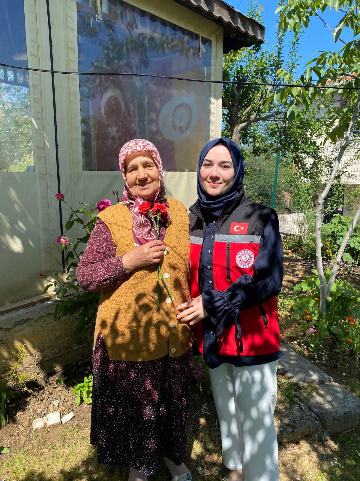 Sosyal Hizmet Merkezlerimiz tarafından 15 Mayıs Uluslararası Aile Günü kapsamında, İlimiz genelinde kıymetli Şehit Yakınlarımız ve Kahraman Gazilerimizi ziyaretlere devam ediyoruz.