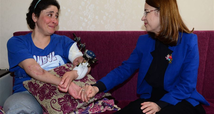 Bakan İslam Şiddet Mağduru Anneyi Ziyaret Etti.