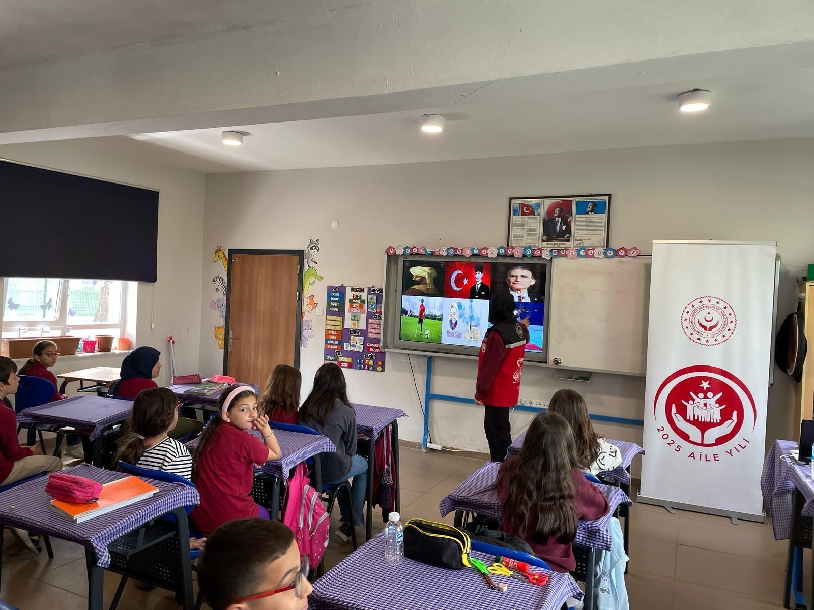 Okullar, Kuran Kursları, Denetimli Serbestlik Müdürlükleri ve Aile Destek Merkezleri alanlarında Aile Eğitim Programı kapsamında verilen eğitimlerimiz düzenli olarak devam ediyor.