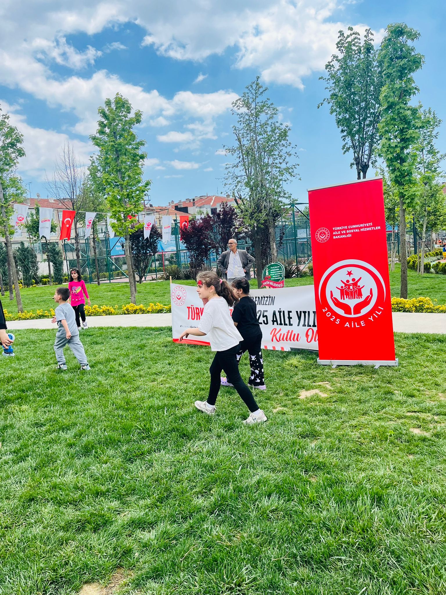 2025 Aile Yılı kapsamında "Ailemiz Neşemiz" temasıyla, Fatih Kara Surları Millet Bahçesinde, "Büyük Aile Festivali" düzenlenerek ailelerin keyifli vakit geçirmeleri sağlanmıştır.