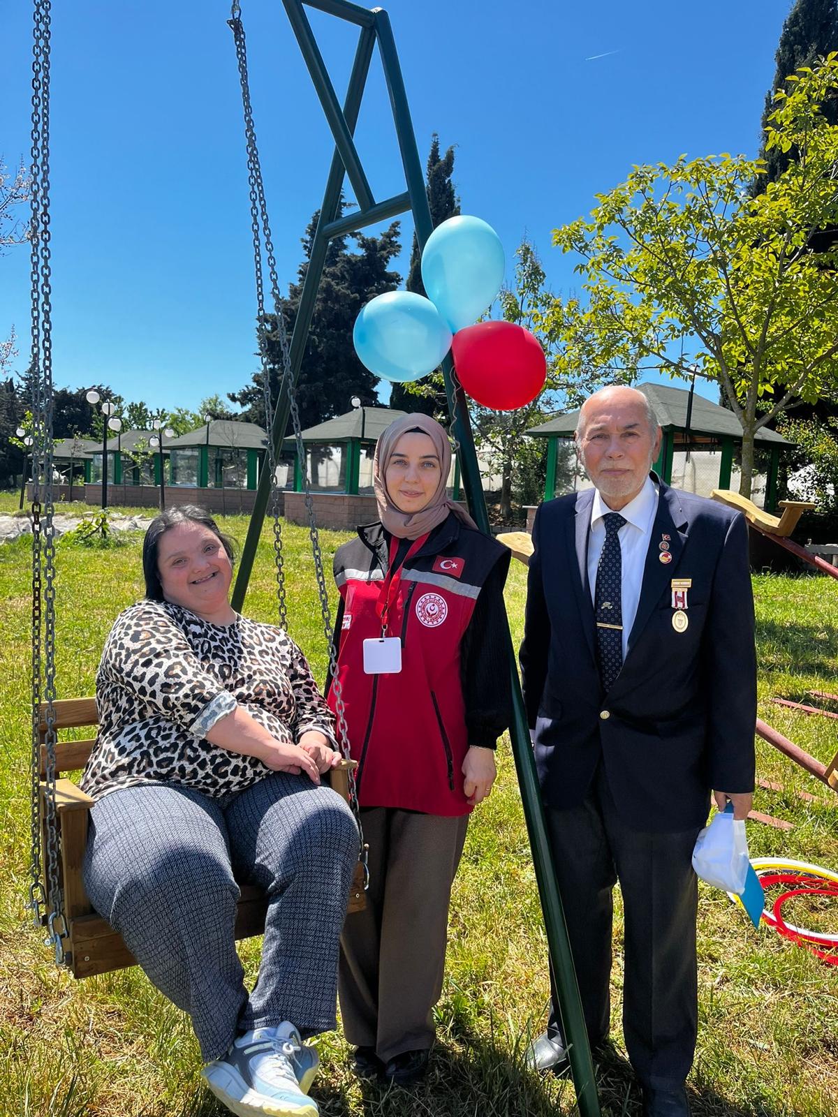 Gazilerimizle, Bakanlığımız bünyesinde hizmet veren Çatalca Gündüz Bakım ve Rehabilitasyon Merkezini ziyaret ederek engellilerimiz ile beraber piknik gerçekleştirdi.