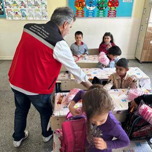 Aile yılı kapsamında Şehit İdris Aksöz Ortaokulu öğrencilerimize okul müdürümüzle birlikte aile yılı temalı kitap ayracı takdim edildi. - fotoğraf 1