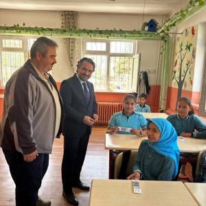 Aile yılı kapsamında Şehit İdris Aksöz Ortaokulu öğrencilerimize okul müdürümüzle birlikte aile yılı temalı kitap ayracı takdim edildi. - fotoğraf 3