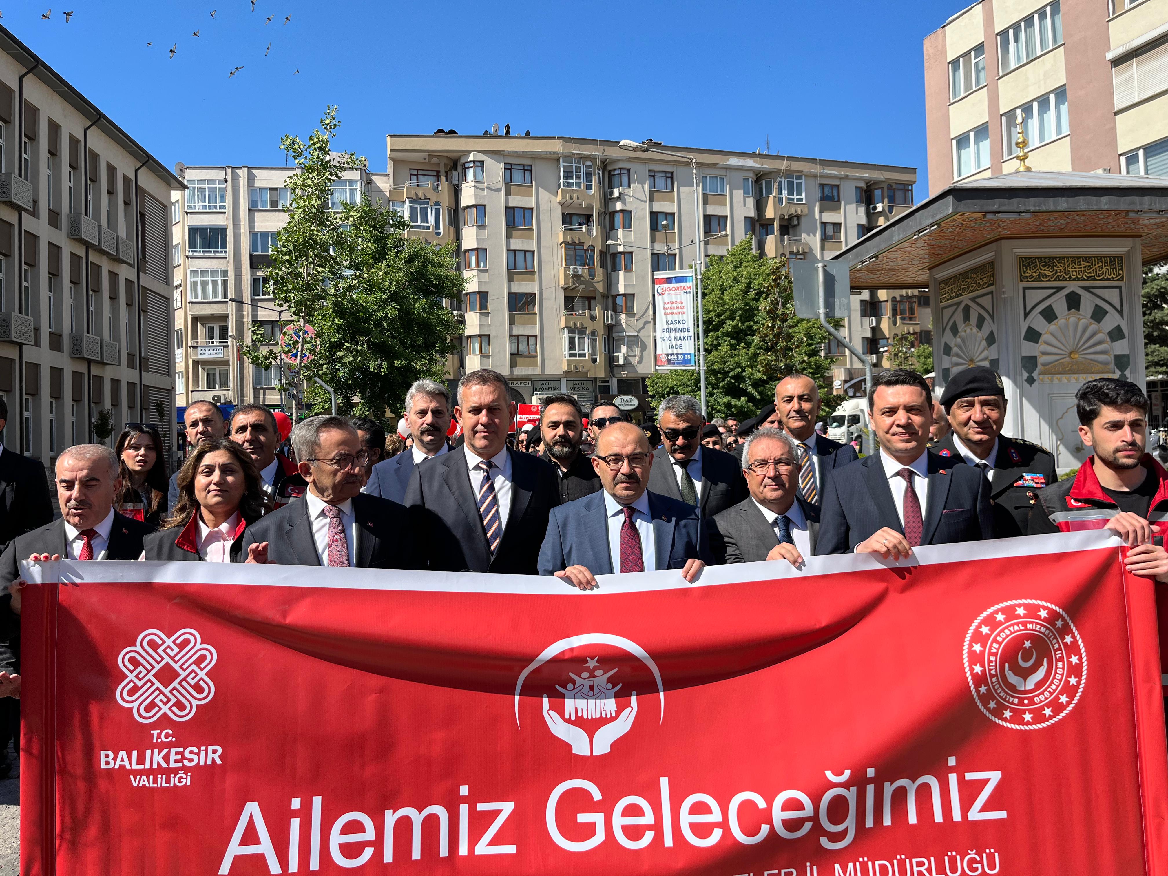 2025 #AileYılı kapsamında;  Aile Haftası vesilesiyle, Valimiz Sayın İsmail USTAOĞLU, İl Protokolümüzün Saygıdeğer Üyeleri ve İl Müdürümüz Sayın Emine BÖÇKÜN’ün Katılımlarıyla Kortej Yürüyüşü Gerçekleştirildi.