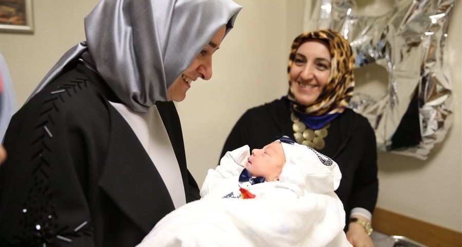 Bakan Kaya'dan Gazi eşine ziyaret