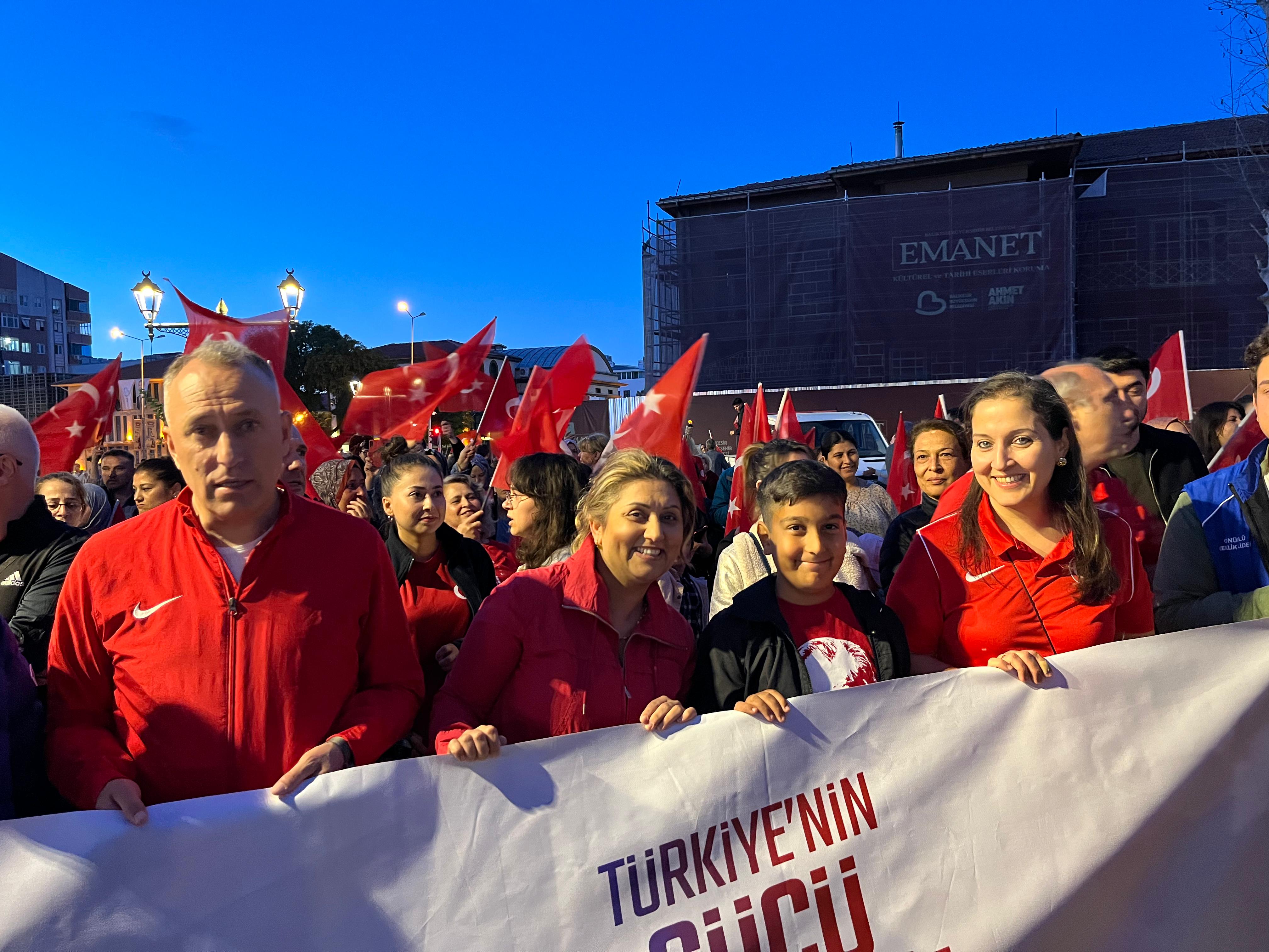 2025 #AileYılı kapsamında; İl Müdürümüz Sayın Emine BÖÇKÜN, 19 Mayıs Atatürk’ü Anma, Gençlik ve Spor Bayramı etkinlikleri çerçevesinde, Balıkesir Gençlik ve Spor İl Müdürlüğü tarafından düzenlenen “Fener Alayı” Yürüyüşüne Katılım Sağladı.