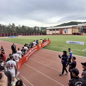 AileYılı kapsamında GMG Kastamonuspor - Altınordu FK müsabakasında Futbolcular Tarafından Pankart Açıldı - fotoğraf 2