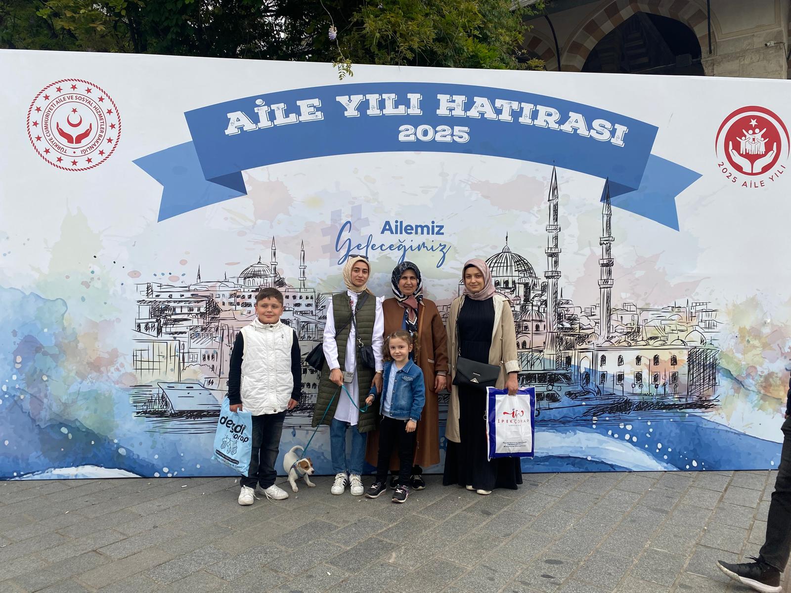 2025 Aile Yılı Kapsamında Aile Yılı Hatırası ve Mobil Sosyal Hizmet Sunumu ile Bilgilendirmeye Devam Ediyoruz