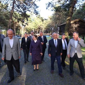 Bakan Yardımcımız Dr.Sevim Sayım Madak Ünye İlçemizde Çınarsuyu Tabiat Parkında Düzenlenen "2025 Yılı aile Şenliği Biz Bir Aileyiz" Programına Katıldı - fotoğraf 3