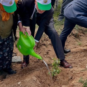 Büyüklerimiz ve Çocuklarımız 150 adet Fidanı Toprakla Buluşturdular - fotoğraf 4